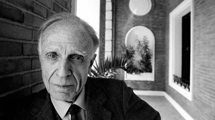 Fotografía en blanco y negro de Adolfo Bioy Casares, autor argentino de "La invención de Morel".