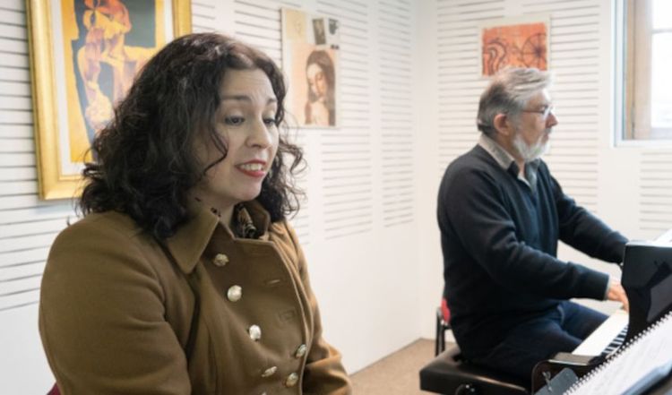 Andrea Aguilar y Mario Alarcón, en ensayo. Foto: Música UC.