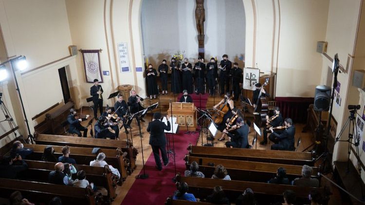 Registro de concierto Bach Santiago 26, también en la Parroquia la Anunciación de Providencia. Foto: Música UC.