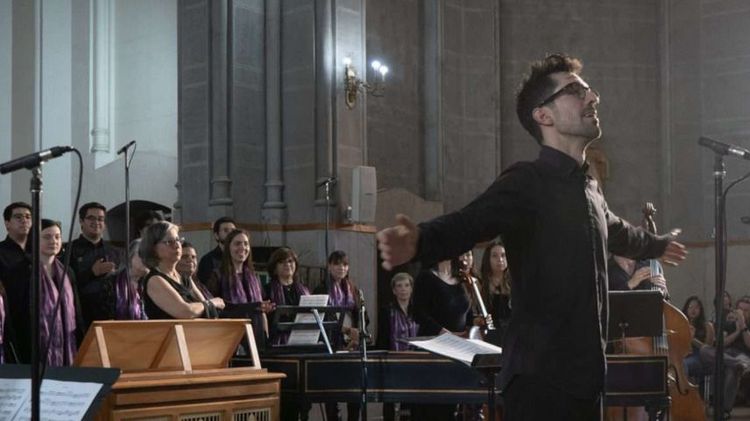 Gerard Ramos y el Coro de Cámara UC en Bach Santiago 30. Foto: Música UC.