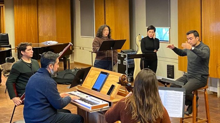 Ensayo de solistas, continuo y director de Bach Santiago 51. Foto: Romina de la Sotta.