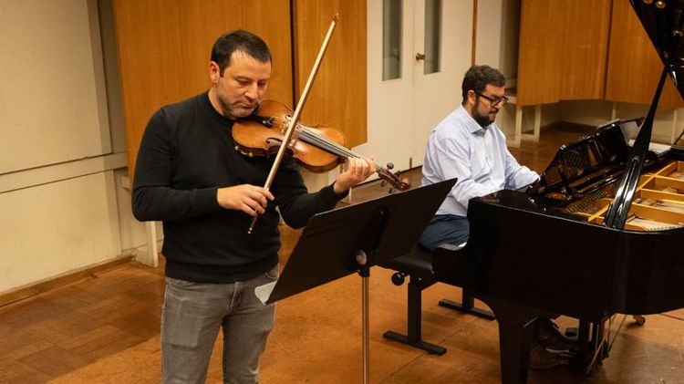 Gonzalo Beltrán y Sebastián Arredondo, profesores de Música UC. Foto: Música UC.