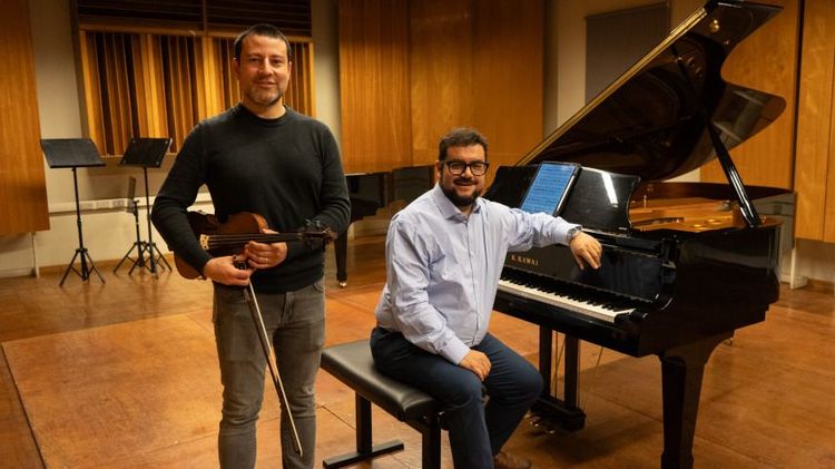 Gonzalo Beltrán y Sebastián Arredondo, profesores de Música UC. Foto: Música UC.