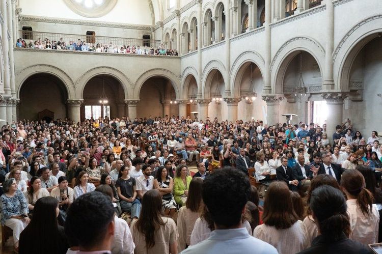 Canto común en el cierre del 1er Encuentro Coral UC, en diciembre de 2023.