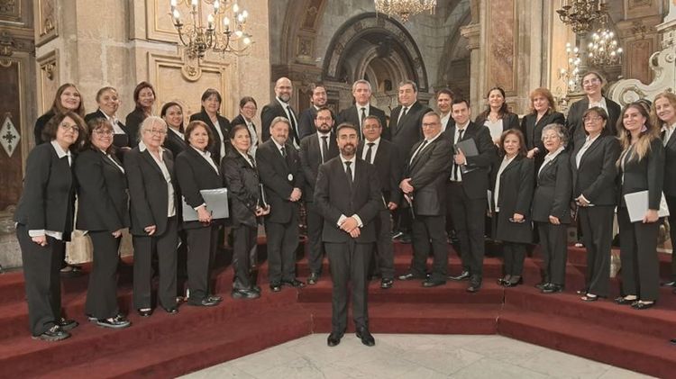 Coro del Arzobispado de Santiago que dirige el profesor UC Danilo Rodríguez.