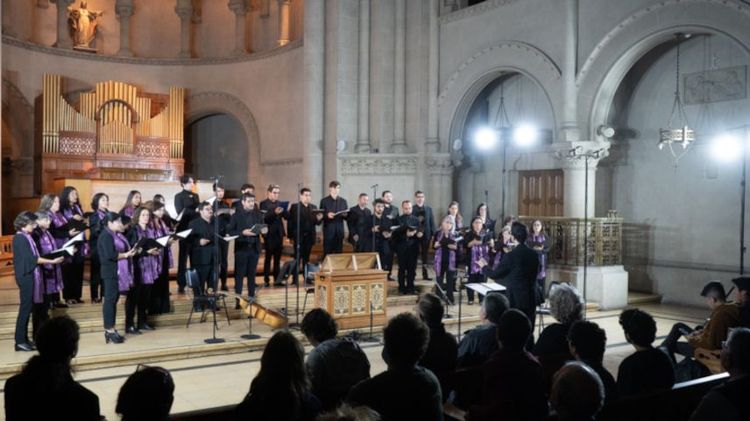 Concierto previo con la dirección de Gerard Ramos y con el Coro de Cámara UC, del cual es titular. Foto: Música UC.