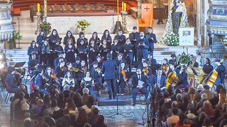 Coro de Estudiantes UC, junto a orquesta, en concierto previo.