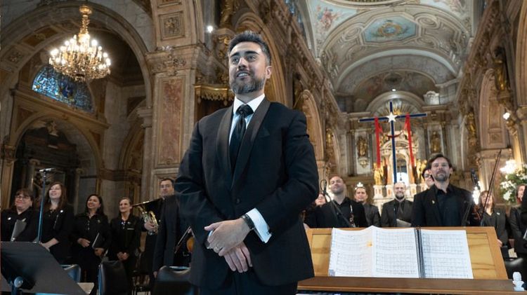 Danilo Rodríguez, en previo concierto con su coro y orquesta de la UC. Foto: Música UC.