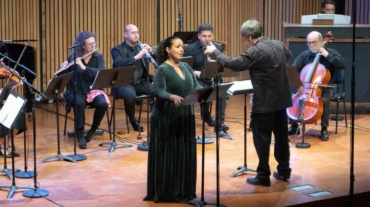 Ensamble Contemporáneo UC en 2024, con Claudia Pereira. Foto: Música UC.