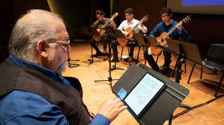 Ensamble de Guitarras Oriente reúne a profesores y estudiantes del Instituto de Música UC. Foto: Música UC.