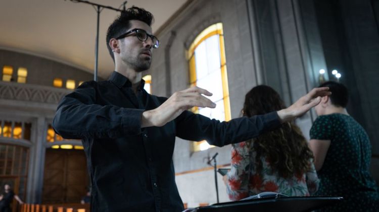 Gerard Ramos, académico del Instituto de Música UC y director del Coro de cámara UC. Foto: Música UC.