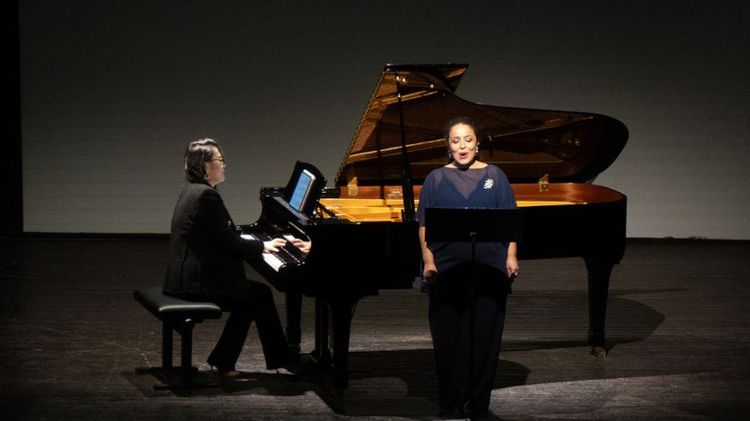 Eun Seong Hong y Claudia Pereira, académicas de Música UC. Foto: Música UC.