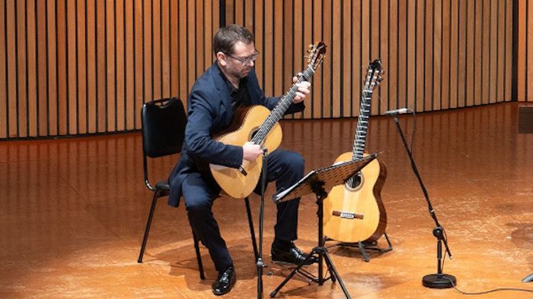 José Antonio Escobar, guitarrista y profesor del Instituto de Música UC. Foto: Música UC.