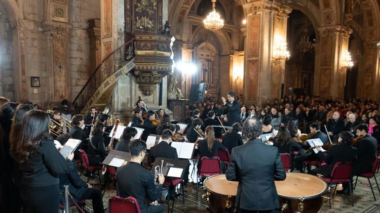 Felipe Ramos Taky dirigió antes el Réquiem de Mozart en la Catedral de Santiago. Foto: Música UC.