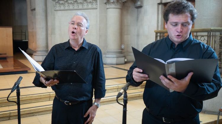 El tenor Rodrigo del Pozo y el barítono Ismael Correa, profesor y alumno en el Instituto de Música UC. Foto: Música UC.