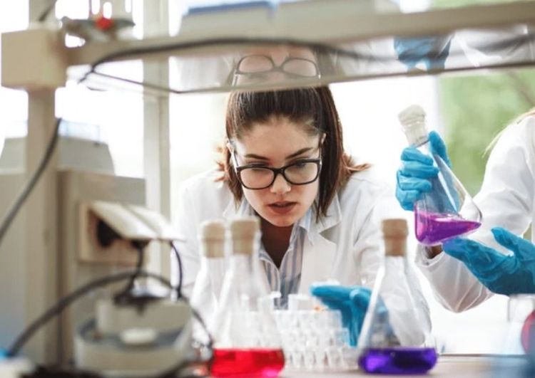 Mujer trabajando en un laboratorio