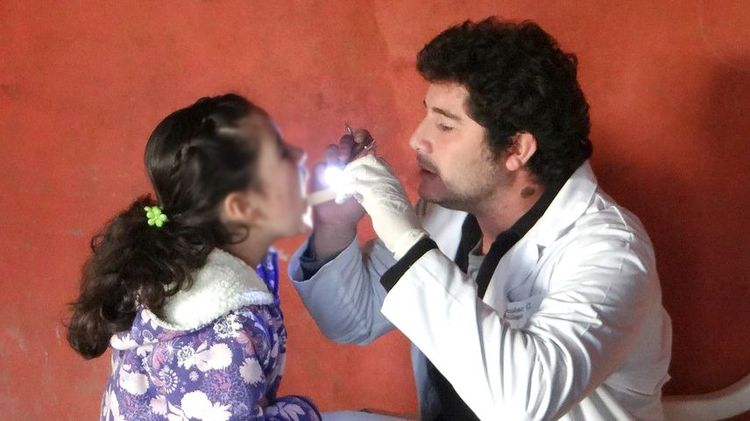 Doctor interpreta los signos y síntomas que presentan los pacientes