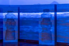 Exposición de arte: estatuas Moai en luz azul