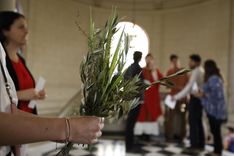 Primer plano de un ramo previo a la celebración de la Misa