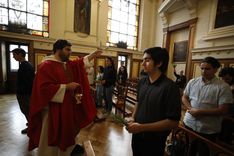 Sacerdote bendiciendo a los feligreses
