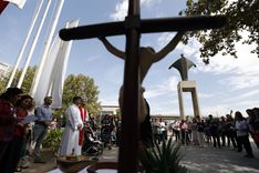 Toma de espalda de una cruz