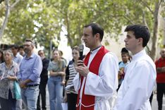 Un sacerdote y un acólito frente a los feligreses