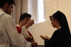 Sacerdote dando la comunión