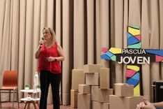 Una mujer rubia habla con un micrófono