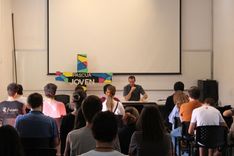 Un grupo de jóvenes sentados de espaldas