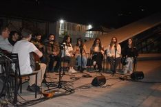 Un grupo de jóvenes cantando con micrófonos