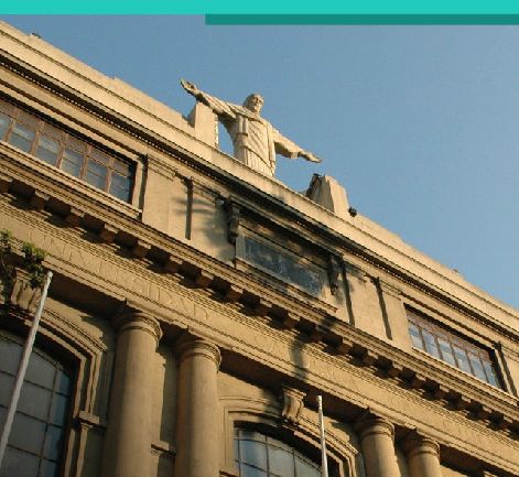 Plano medio del frontis de la Casa Central. Se ve la estatua del Sagrado Corazón de Jesús.